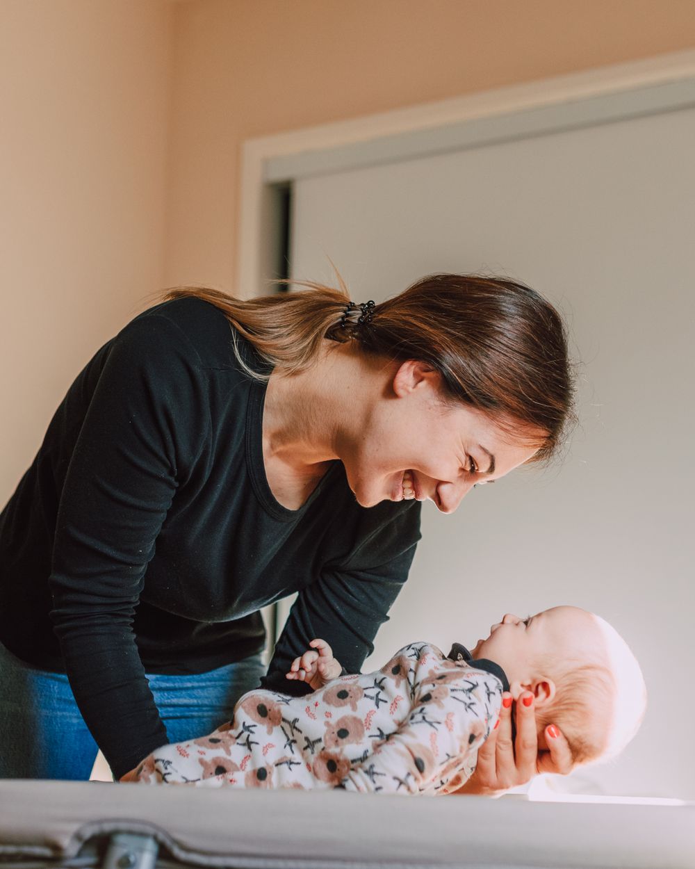 Mama u toplom trenutku sa svojom bebom