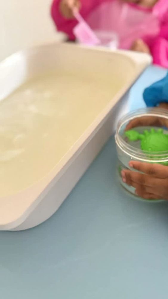 Prenošenje vode kašikom (Montessori)